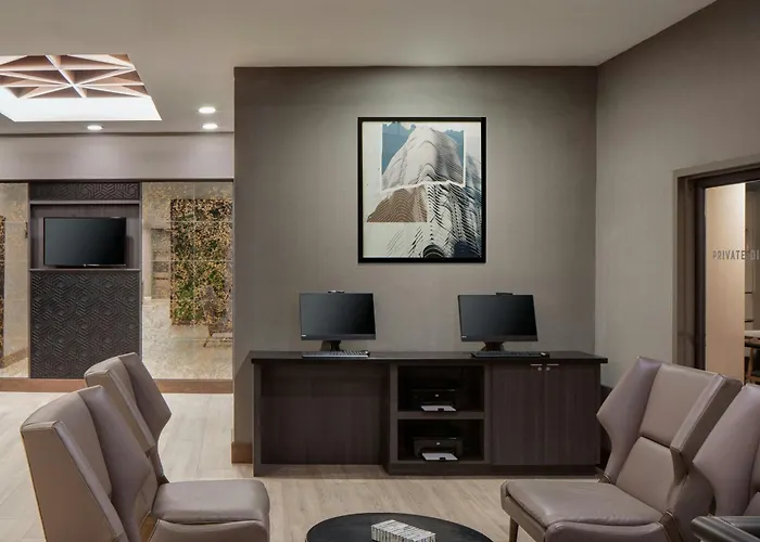 Courtyard By Marriott Downtown/river North 3*
