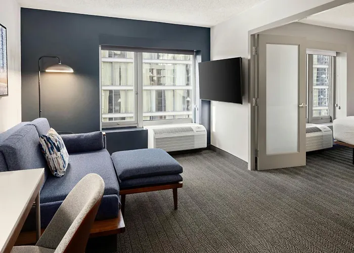 Courtyard By Marriott Downtown/river North Hotel 3*