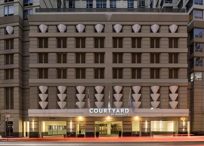 Courtyard By Marriott Downtown/river North Hotel