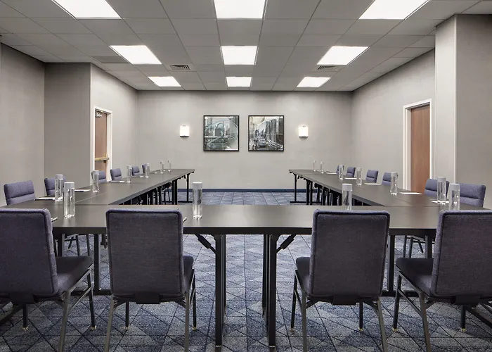Courtyard By Marriott Downtown/river North 3*
