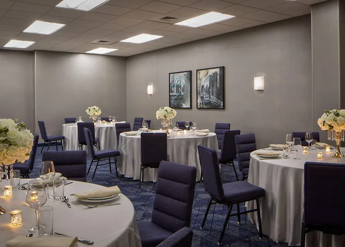 Courtyard By Marriott Downtown/river North 3*