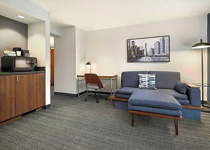 Courtyard By Marriott Downtown/river North Hotel